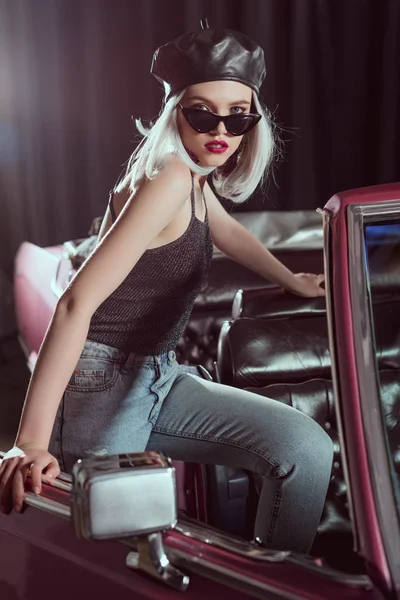 Стильна Блондинка Чорному Береті Сонцезахисних Окулярах Відкриває Класичний Автомобіль Дивиться — Безкоштовне стокове фото