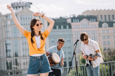 Mutlu kadın müzik dans buskers City sokak oynadı.