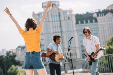 Takım kentsel ortamda dans ve müzik çalarak genç arkadaşlar