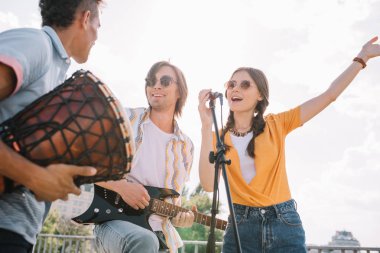 Genç mutlu buskers oyun müzik ve şarkı şehir Street eğleniyor