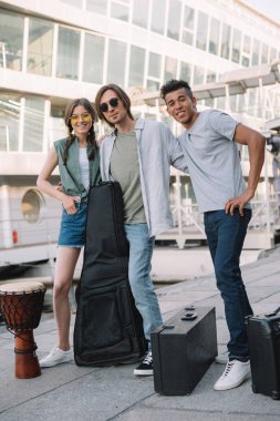 Sokakta müzik aletleri tarafından poz çok ırklı gençler