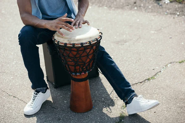 Beskuren Bild African American Man Med Djembe Utför Gatan — Stockfoto