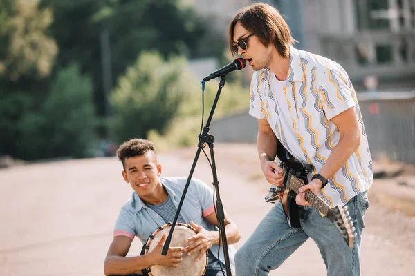 Multiracial Young Men Performing Sunny City Street — Stock Photo, Image