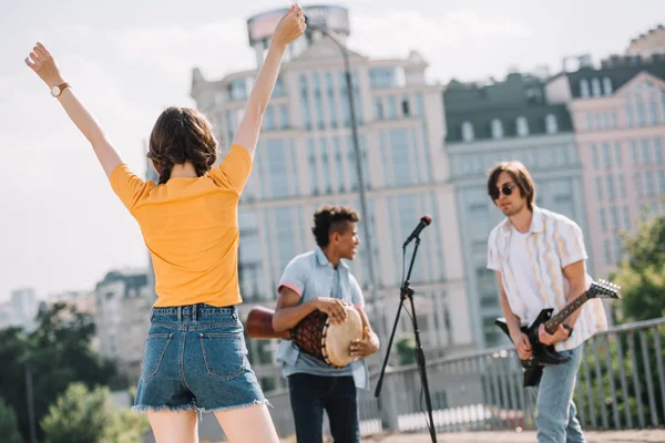 Equipo Jóvenes Amigos Tocando Música Bailando Entorno Urbano — Foto de Stock