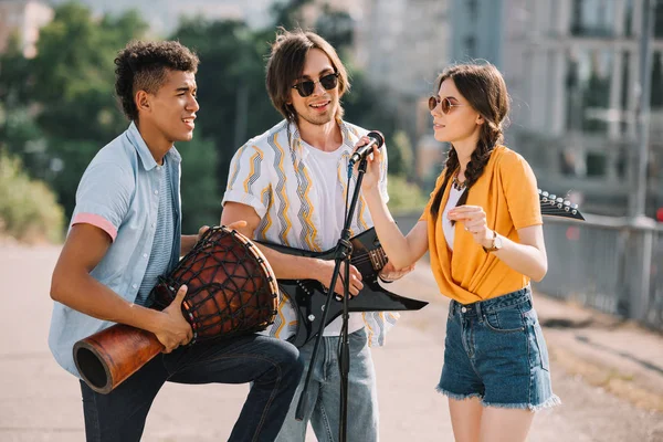 Ung Kvinna Och Multiracial Män Utför Soliga Stadsgata — Stockfoto