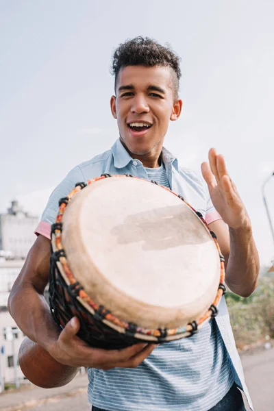 Jovem Feliz Músico Rua Afro Americano Com Djembe Apresentando Ensolarada — Fotografia de Stock