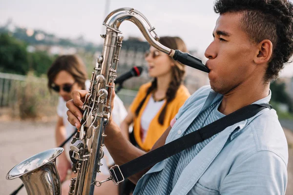 Νέοι Ευτυχισμένη Αρσενικών Και Θηλυκών Buskers Παίζει Μουσική Στην Πόλη — Φωτογραφία Αρχείου