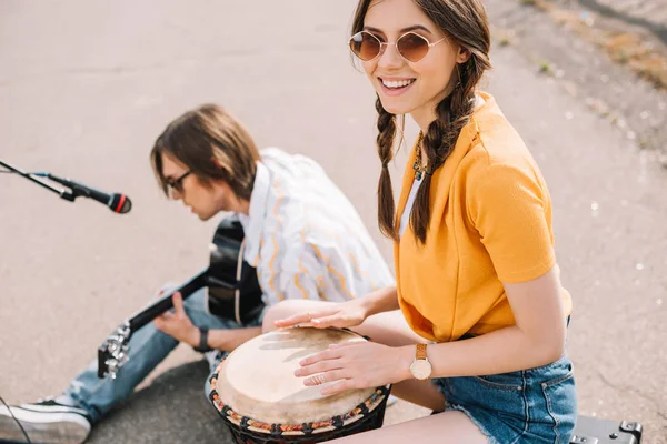 Para Młodych Ulicznych Muzyków Uśmiechając Się Wykonywania Środowisku Miejskim — Zdjęcie stockowe