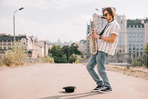 Jonge Gelukkig Mannelijke Busker Saxofoon Spelen Bij City Straat — Stockfoto