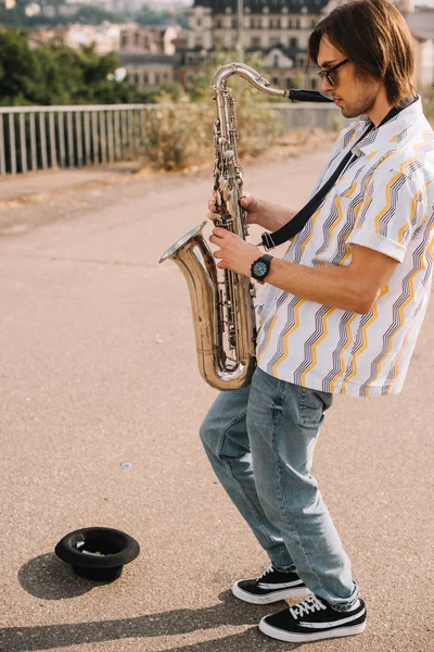 Junger Mann Mit Saxofon Tritt Städtischem Umfeld Auf — kostenloses Stockfoto