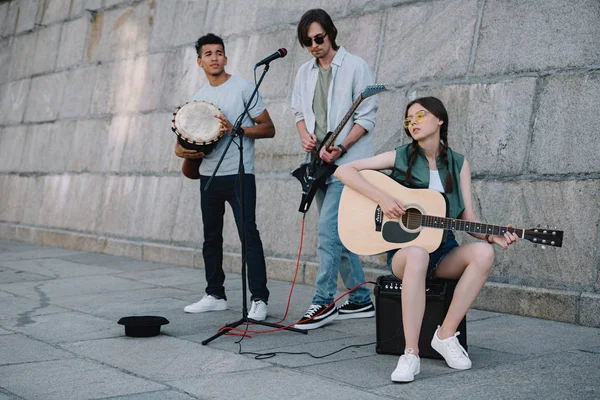 Young Girl Multiracial Men Musical Instruments Performing Sunny City Street — Stock Photo, Image