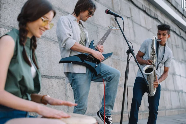 Multirracial Jovem Banda Musical Com Guitarra Tambor Saxofone Tocando Rua — Fotografia de Stock