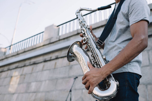 Vista Recortada Del Hombre Afroamericano Tocando Saxofón Actuando Soleada Calle — Foto de Stock