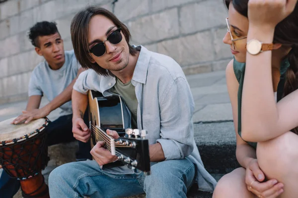 Takım Dinlenme Kentsel Ortamda Müzik Genç Çok Irklı Arkadaşlar — Ücretsiz Stok Fotoğraf