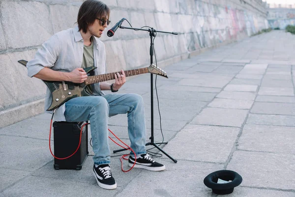 Jonge Gelukkig Busker Gitaar Spelen Zingen Straat Stad — Stockfoto