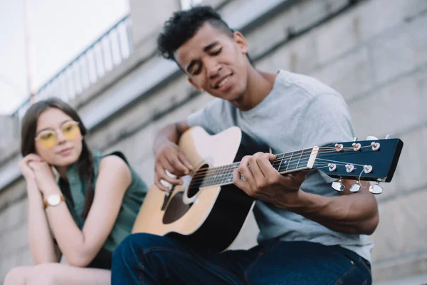 Giovane Donna Ascoltando Ragazzo Afroamericano Che Suona Chitarra Città Strada — Foto Stock