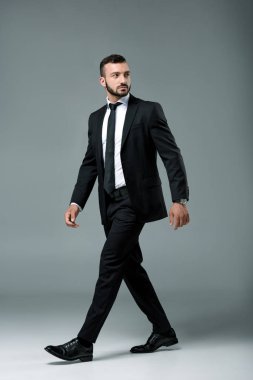 yürüyüş ve uzak seyir gri takım elbiseli yakışıklı işadamı