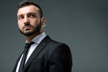 yakışıklı güvenlik görevlisi ile güvenlik uzak gri izole kulaklık arıyorum