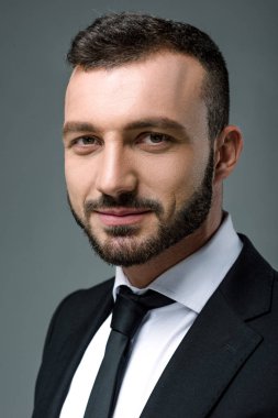gri izole kamera bakarak yakışıklı gülümseyen işadamı portresi