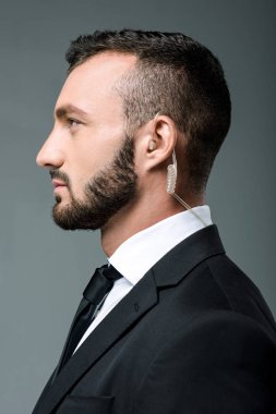 yakışıklı güvenlik görevlisi ile gri izole güvenlik kulaklık profili