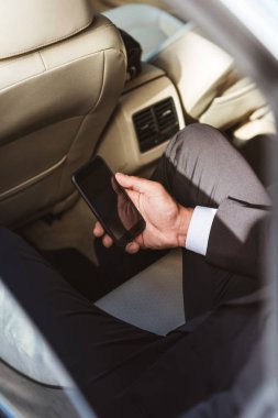 smartphone arabaya tutan işadamı resim kırpılmış