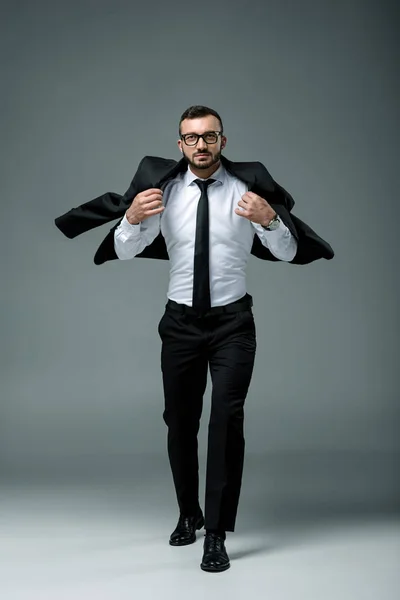 Bel Homme Affaires Marchant Portant Une Veste Sur Gris — Photo gratuite