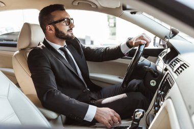 yakışıklı sürücüsünde yan görünümü uygun sürüş araba