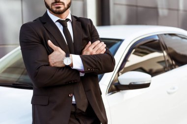 car yakınındaki Çapraz kollar ile ayakta işadamı kırpılmış görüntü