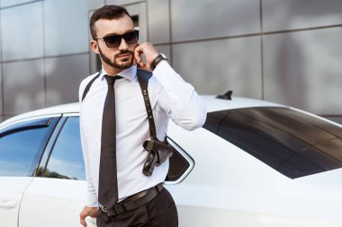 Yakışıklı güvenlik görevlisi dinleme mesaj street car yakınındaki güvenlik kulaklığı ile