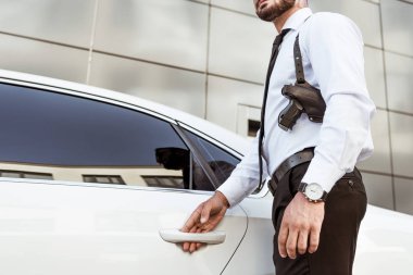 Güvenlik görevlisi görüntüsünü otomatik kapı açma silahla kırpılmış