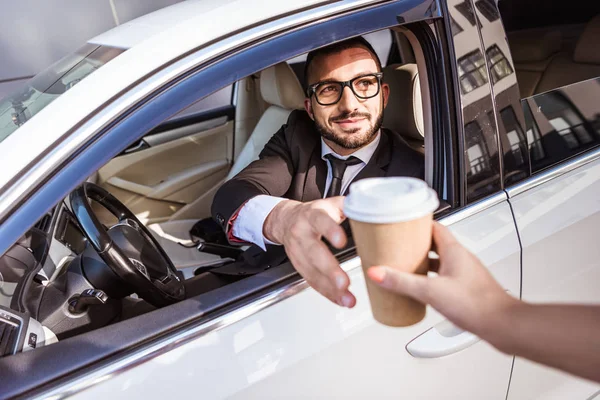 Kağıt Bardak Kahve Satın Alma Arabanın Içinde Otururken Yakışıklı Sürücü — Stok fotoğraf
