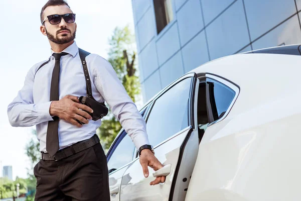 Guapo Guardaespaldas Tocando Pistola Abriendo Puerta Del Coche — Foto de Stock