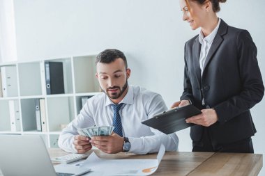 çekici yatırımcı gösteren meslektaşım ofiste panoya