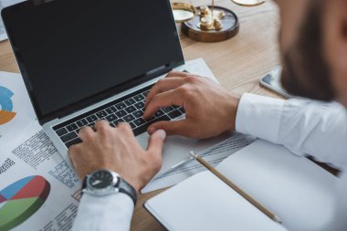ofiste tabloda laptop ile çalışan iş danışmanı resim kırpılmış