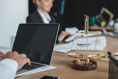 ofiste tabloda laptop ile çalışan yatırımcı resim kırpılmış