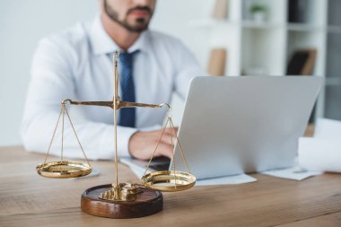İş danışmanı teraziler ile ofiste dizüstü bilgisayar ile ön planında çalışmanız kırpılmış görüntü
