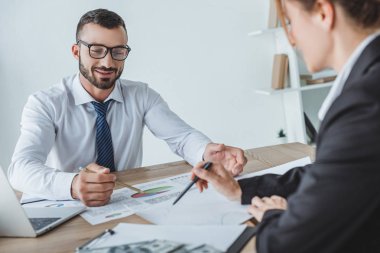 neşeli finansörler Office belgeleri üzerinde işaret