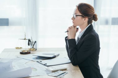 yan görünümü Office masada oturan yatırımcı