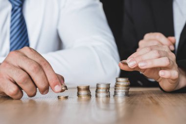 paralar ofiste tabloda istifleme finansörler kırpılmış görüntü