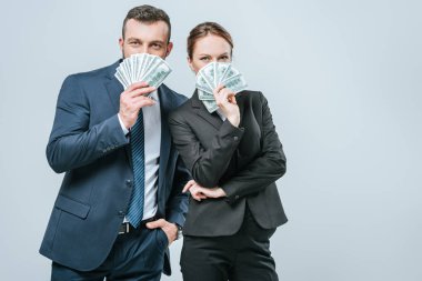 Doları banknot bakan ve gri izole kamera bakarak finansörler