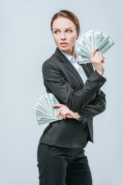 Doları banknot ile poz ve dış saha üzerinde izole gri seyir çekici yatırımcı