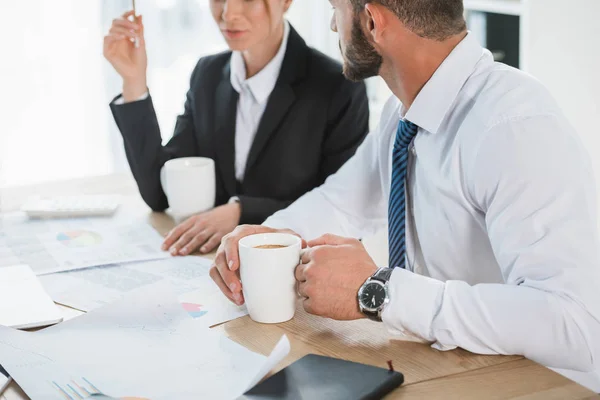 Bijgesneden Afbeelding Van Financiers Werken Met Documenten Tijdens Koffiepauze Kantoor — Stockfoto