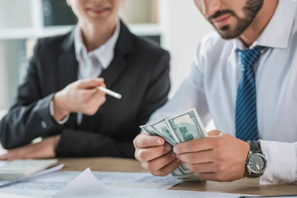 Bijgesneden Afbeelding Van Accountants Zitten Met Dollars Kantoor — Stockfoto