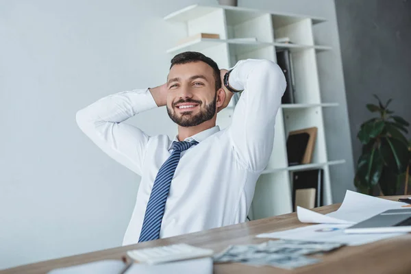 Feliz Asesor Negocios Descansando Silla Oficina — Foto de Stock