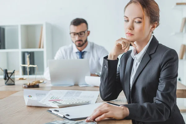 Akuntan Yang Bekerja Kantor Dengan Dokumen Dan Laptop — Stok Foto