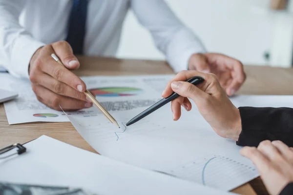 Imagem Cortada Financiadores Apontando Documentos Mesa Escritório — Fotografia de Stock