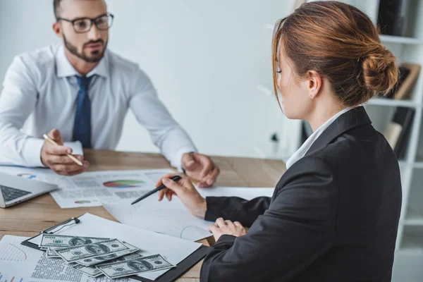 Financieros Que Señalan Los Documentos Mesa Oficina — Foto de Stock