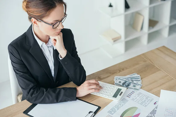 Hochwinkel Ansicht Des Finanziers Der Büro Tisch Sitzt Und Taschenrechner — Stockfoto