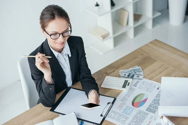 Hochwinkelaufnahme Des Finanziers Der Büro Tisch Sitzt Und Das Smartphone — Stockfoto