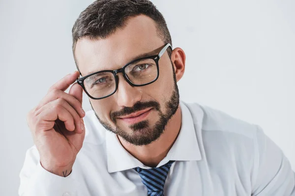 Retrato Hombre Negocios Guapo Sonriente Gafas Mirando Cámara Aislada Blanco — Foto de Stock